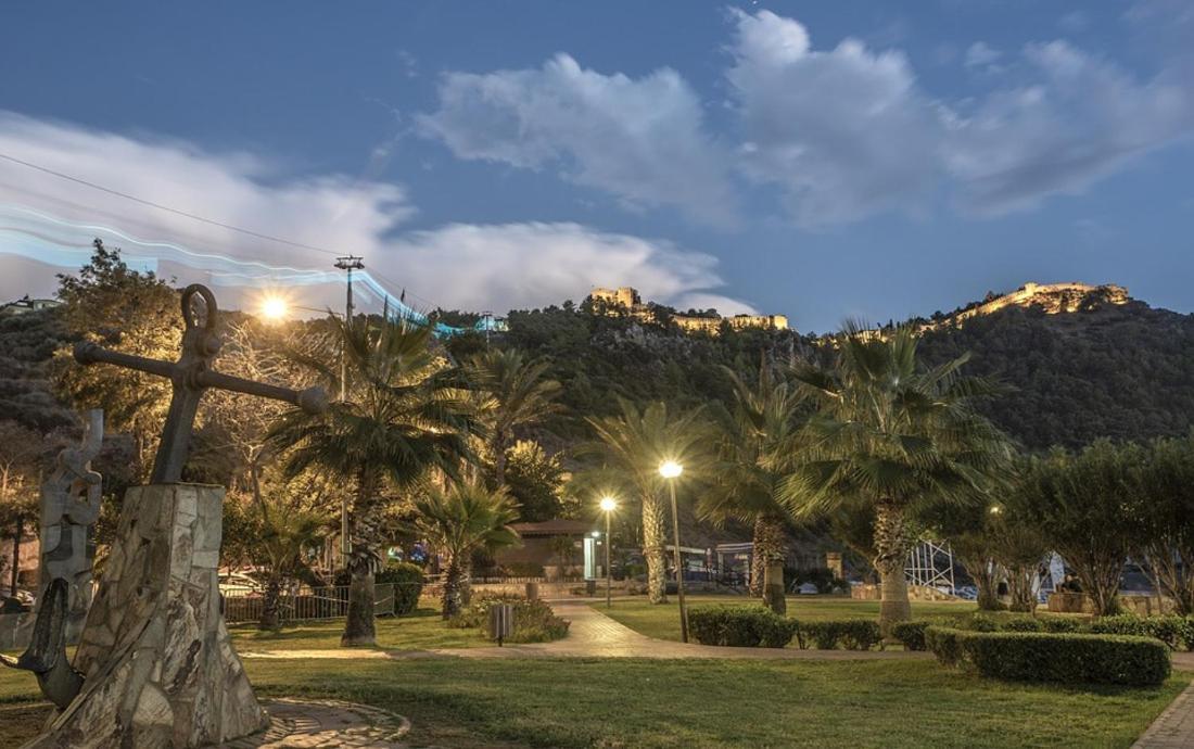 Sultan House: Beachfront Apartment with Balcony and Amenities Alanya Exterior photo
